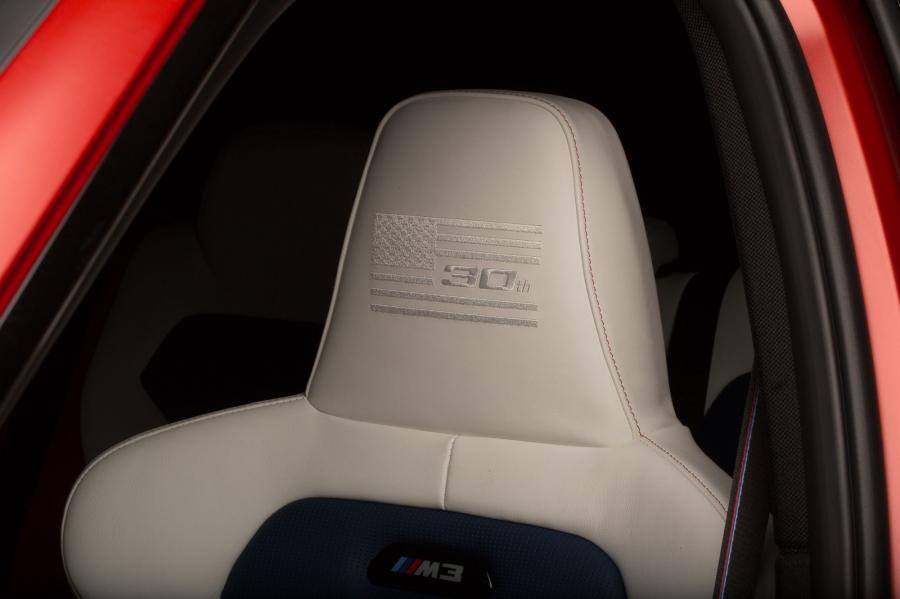 Детали интерьера BMW M3 30 Years American Edition 2017 года  (фото 17 из 34)